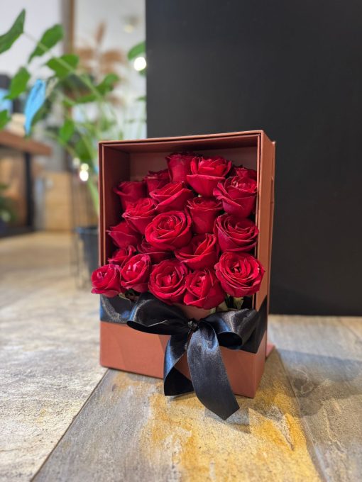 BOX RED ROSES